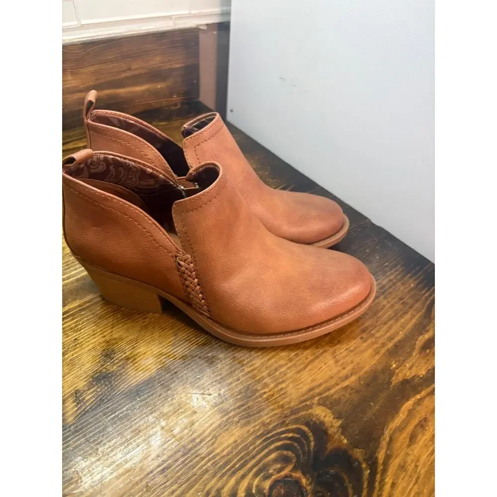 Baretraps brown heeled ankle boots size 6.5